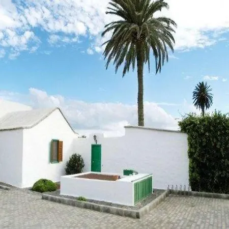 Villa Sleeps 6 Pool Wifi